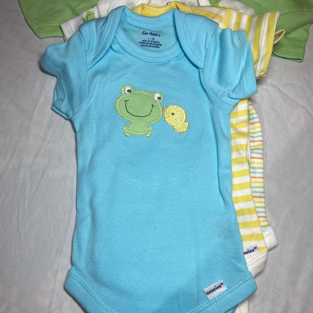 NWOT- 5 Pack of Gerber Onesies, 0-3mo